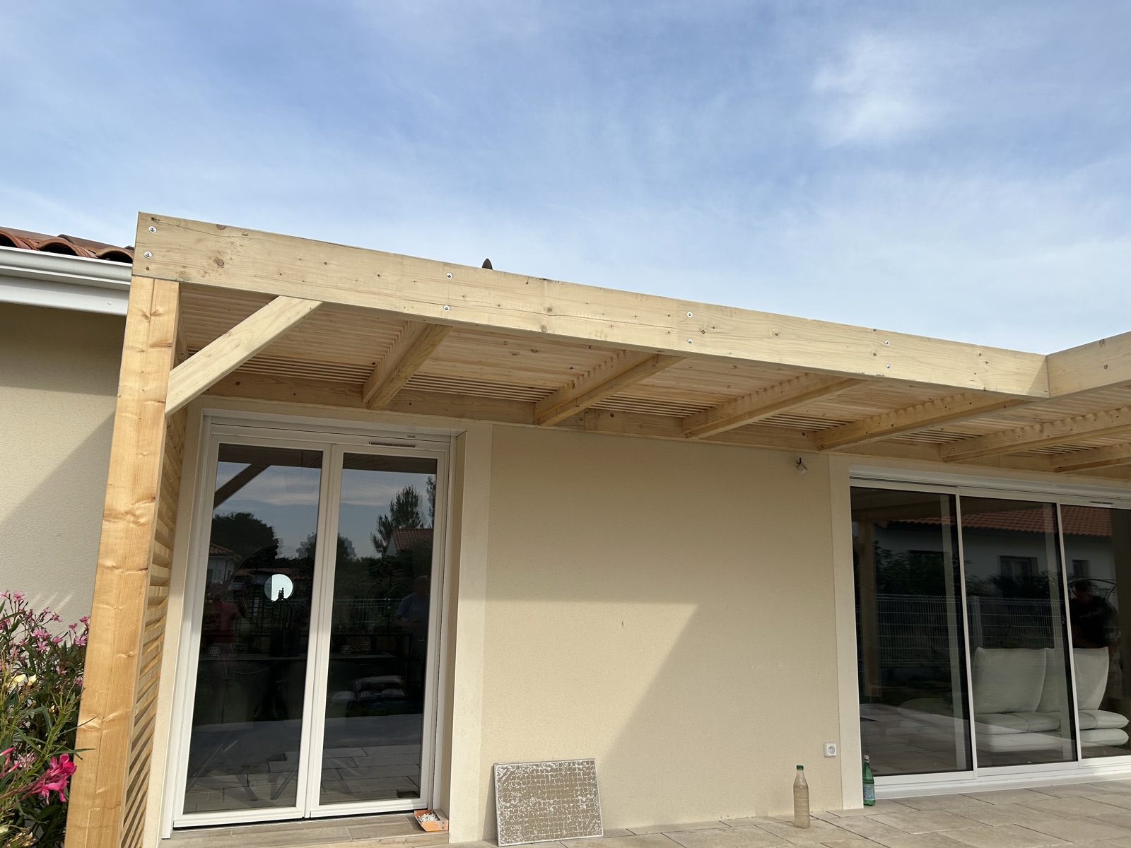 Pergola en bois adossée à une maison