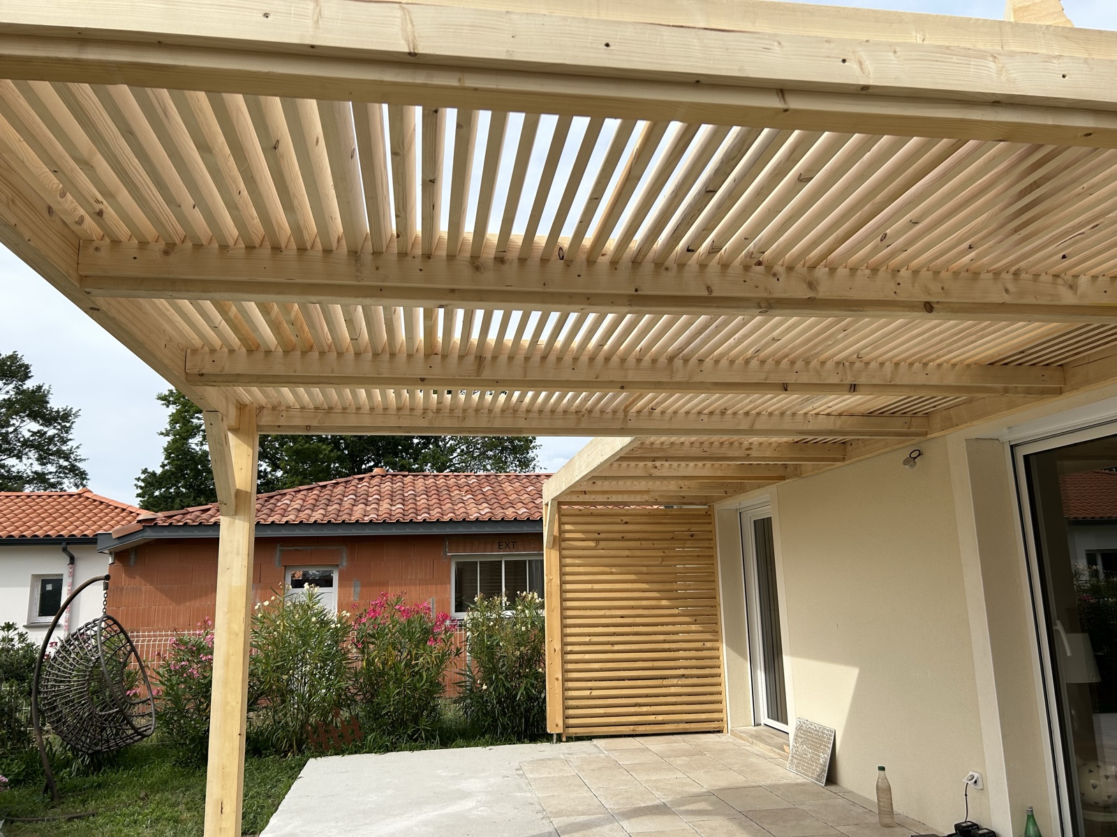 Pergola en bois à lames, vue de dessous