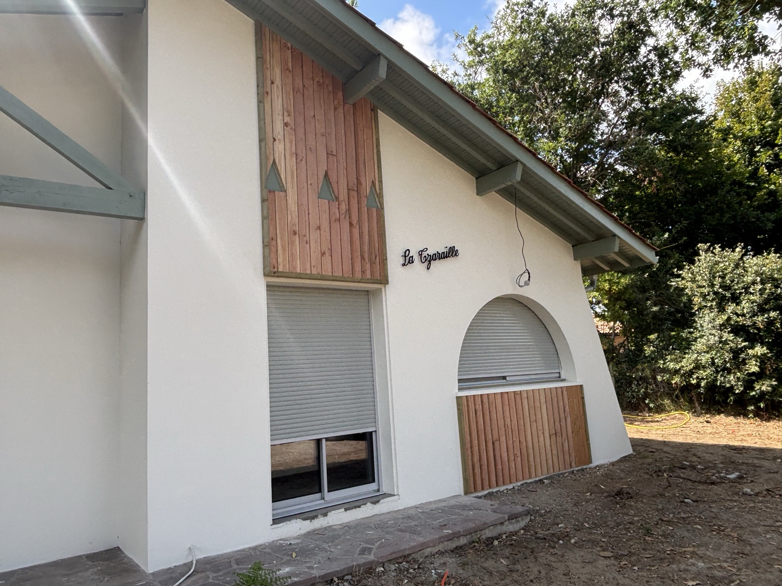 Bardage bois sur pignon avec débord de toiture
