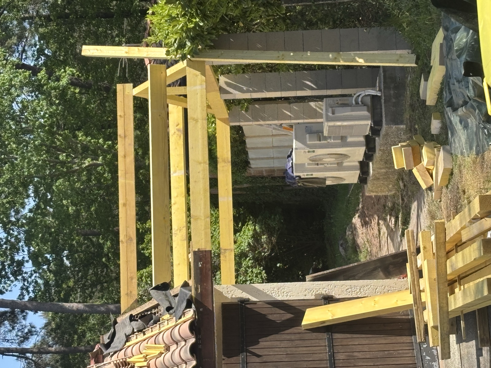 Ossature bois d'un auvent en cours de montage
