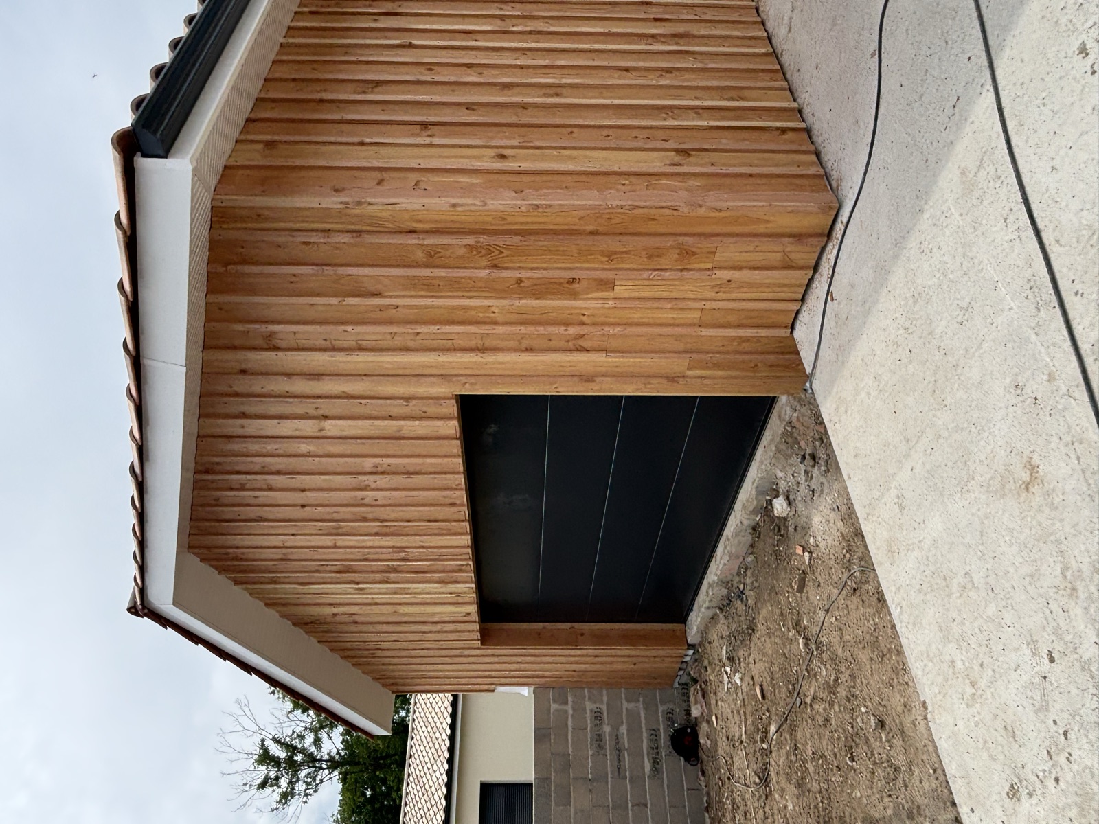 Garage habillé d'un bardage bois vertical