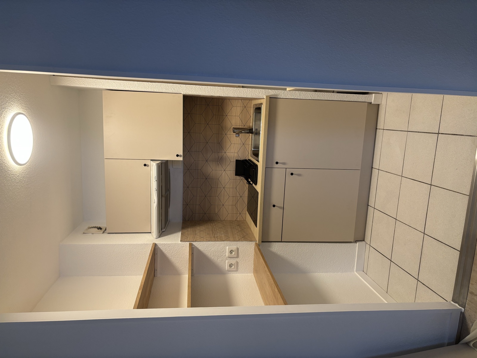 Cuisine équipée avec plan de travail en bois