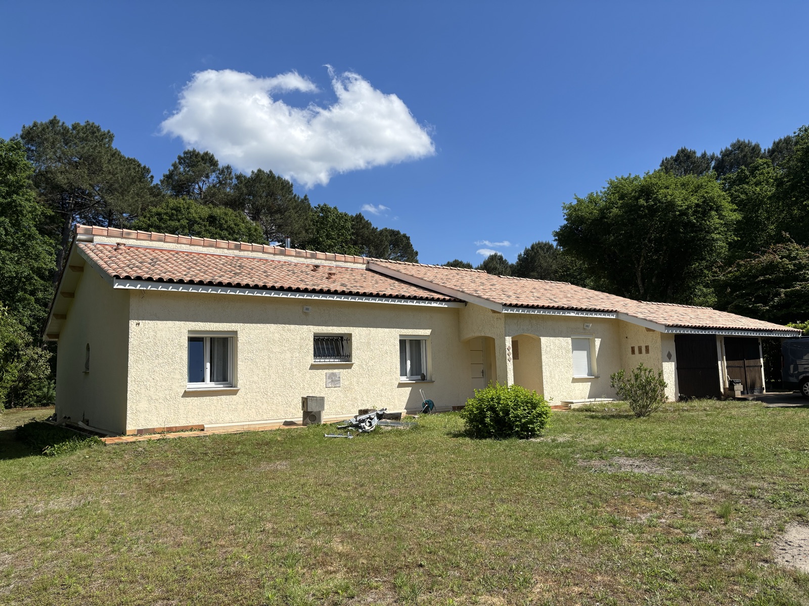Toiture en tuiles refaite sur une maison de plain-pied