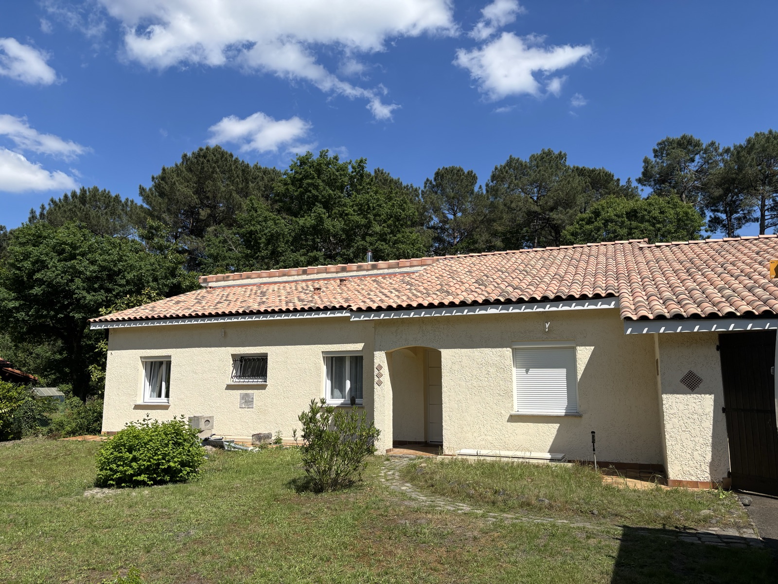 Maison au crépi clair avec toiture en tuiles