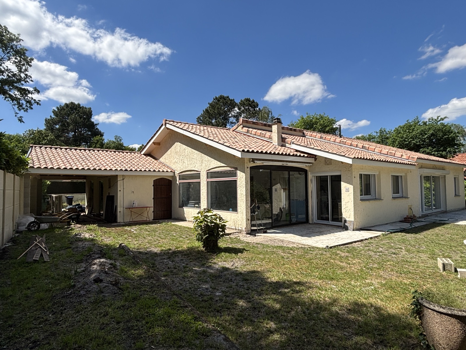 Toiture rénovée sur une grande maison