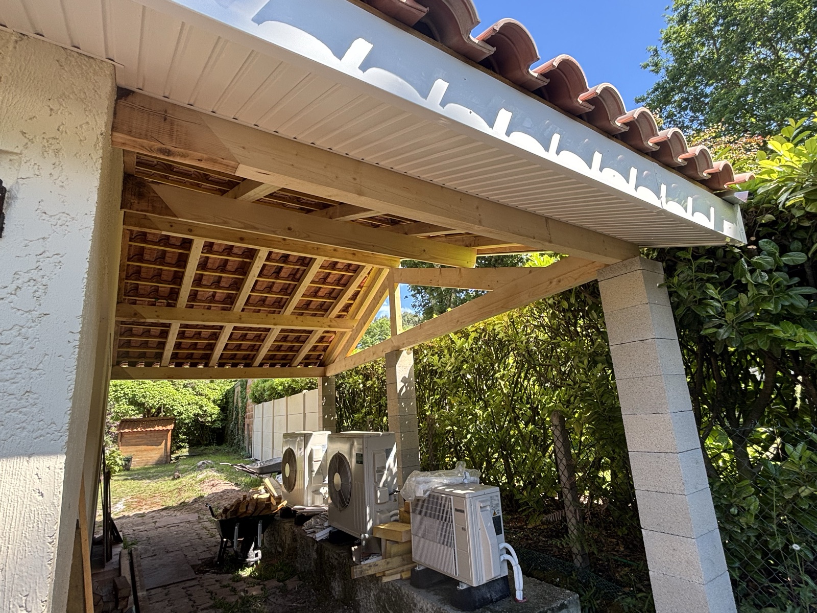 Auvent en bois neuf sur charpente apparente