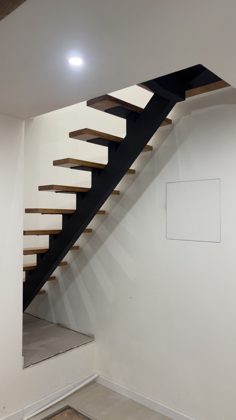 Escalier suspendu en bois et acier noir