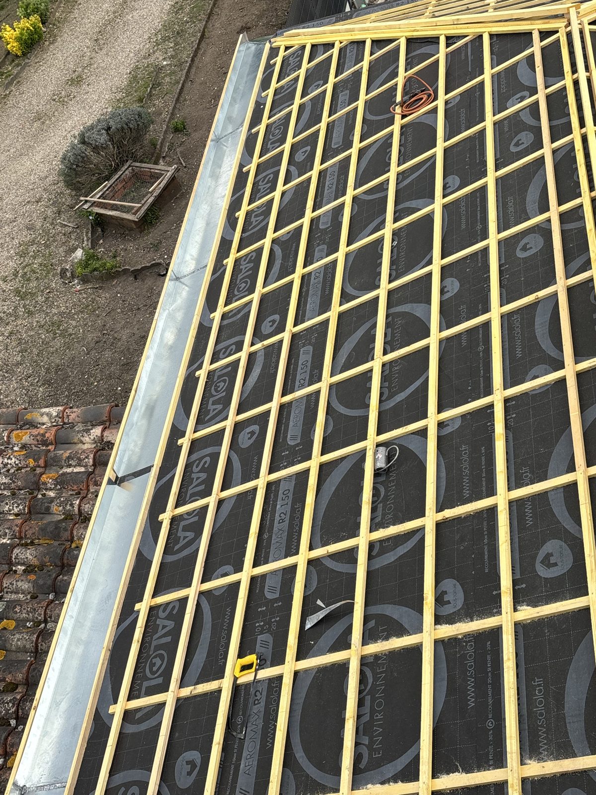 Bande de rive en zinc et liteaunage bois sur une toiture, vue de dessus